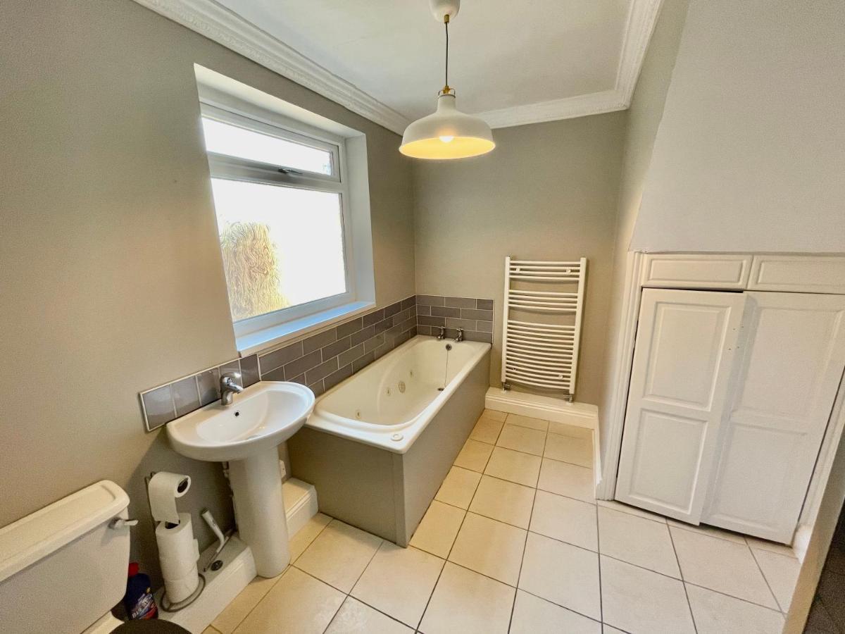 Huge Serviced Apartment With Free Parking Jesmond エクステリア 写真
